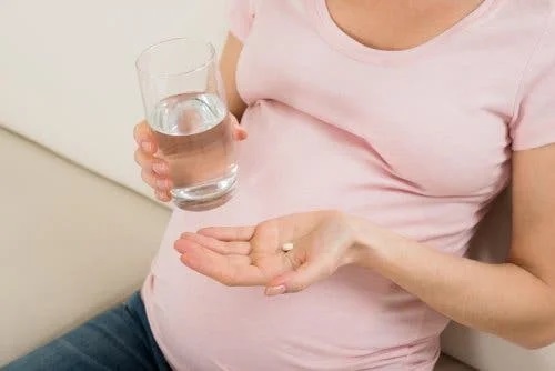 Tânără care ia paracetamol în sarcină