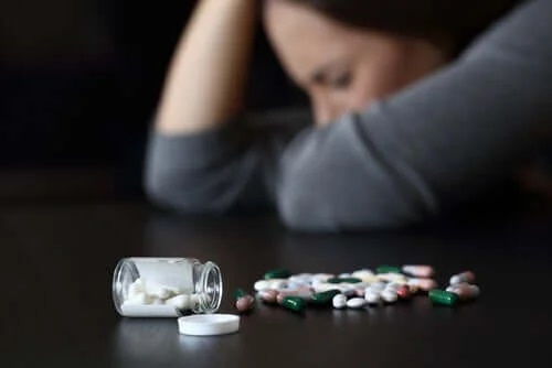Persoană care doarme lângă medicamente