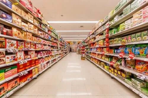 Rafturi de supermarket pline cu alimente