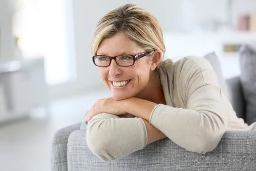Femeie care resimte simptome ale perimenopauzei