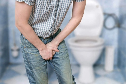 Băărbat care experimentează simptomele cistitei