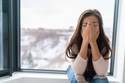 Fată care are simptomele sindromului de stres posttraumatic