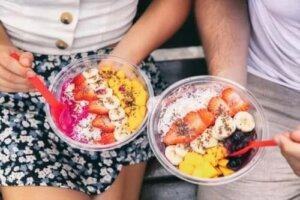 Încearcă un smoothie bowl la micul dejun!