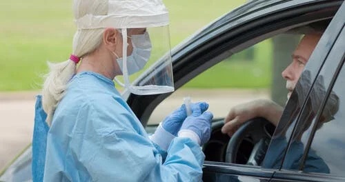Asistentă care explică ce este PPE
