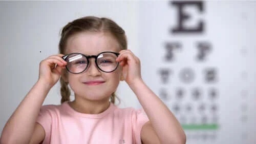 Astigmatism hipermetropic complex al ambilor ochi la copii