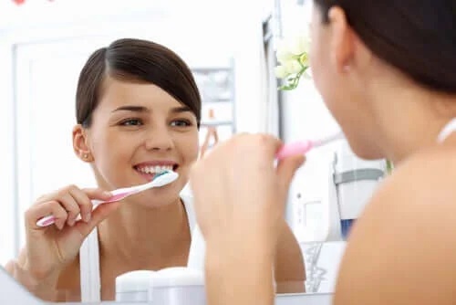 Femeie care știe ce bacterii există în gură