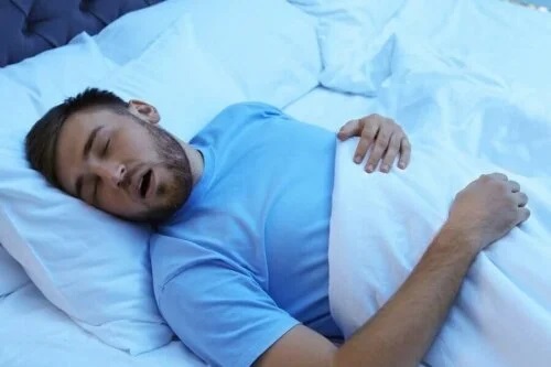 Bărbat care doarme