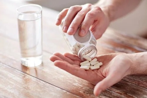 Bărbat care ia medicamente