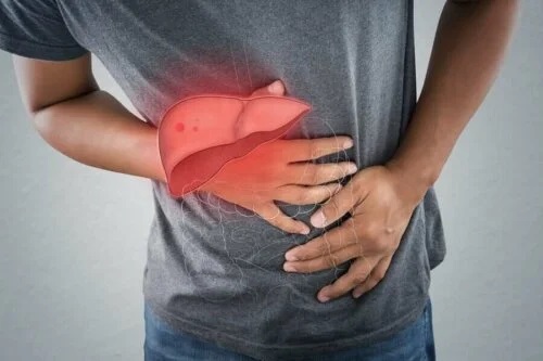 Bărbat care are nevoie de tratamente pentru hepatita alcoolică