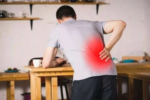 Bărbat care trebuie să profite de utilizări ale tătănesei