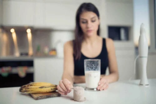 Fată care analizează beneficiile bananelor pentru atleți