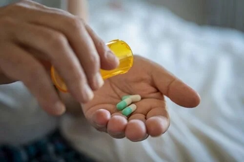 Bolnav care ia antibiotice pentru infecțiile tractului urinar