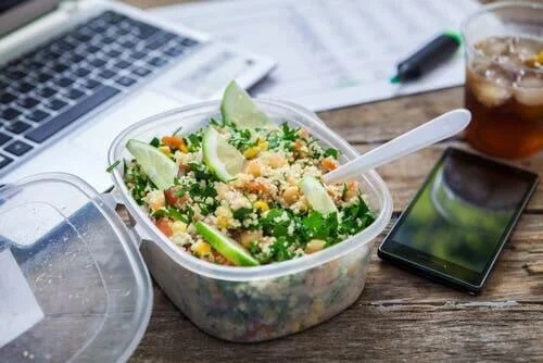 Casoletă cu salată servită la slujbă