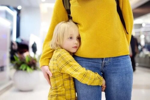 Copil care își ia în brațe mama