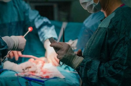 Echipă medicală efectuând o histerectomie