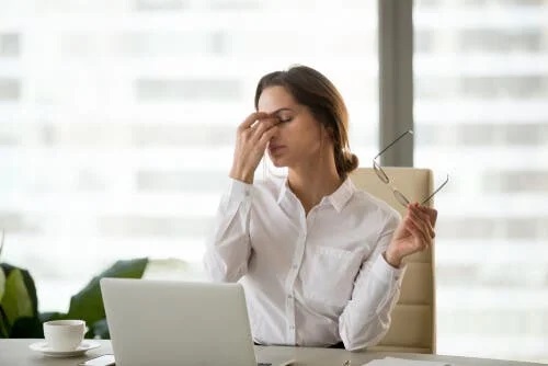 Angajată care resimte efectele ecranelor asupra ochilor