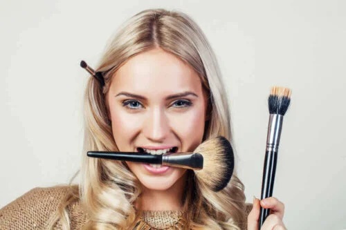 Fată care are geanta de cosmetice curată
