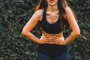 De ce ne înțeapă într-o parte?