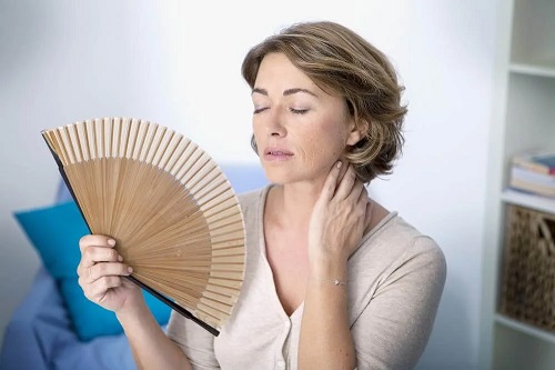 Femeie care simte bufeuri la premenopauză