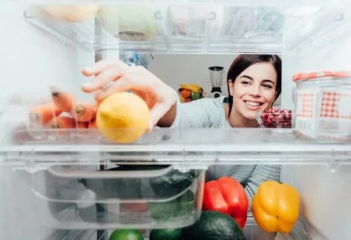 Femeie care evită contaminarea încrucișată a alimentelor