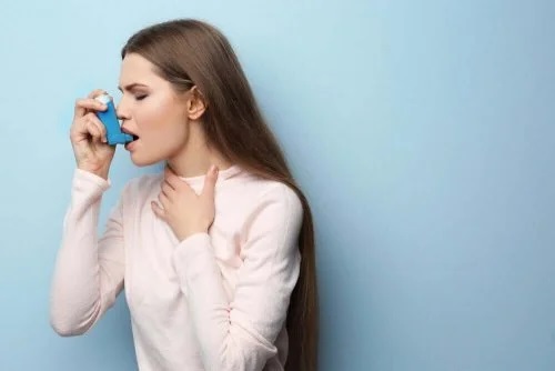 Femeie care folosește un inhalator