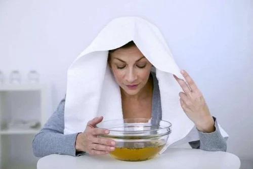 Femeie care inhalează vapori