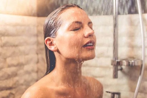Femeie care folosește remedii naturale pentru keratoza pilară