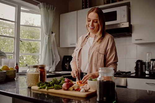 Femeie care a aflat că trebuie să servești cina devreme