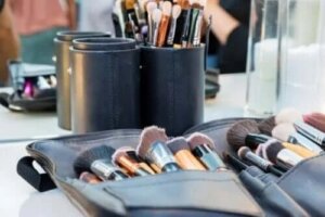 Sfaturi pentru a-ți menține geanta de cosmetice curată
