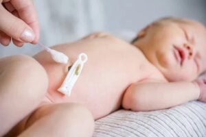 Cum se îngrijește buricul bebelușului