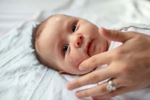 Îngrijirea pielii bebelușilor: aspecte esențiale