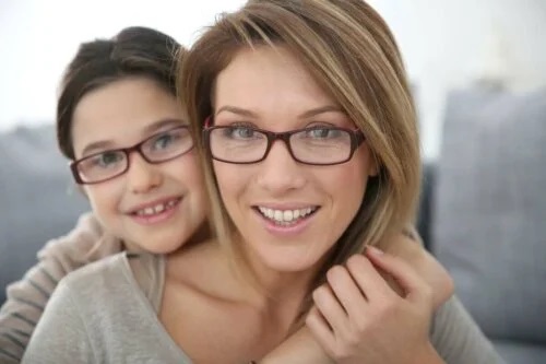 Mamă și fiică ce poartă ochelari