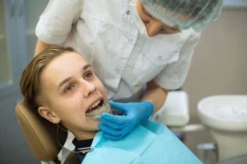 Medic care montează un aparat dentar