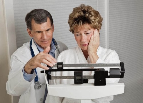 Medic vorbind despre câștigul în greutate la menopauză cu o pacientă
