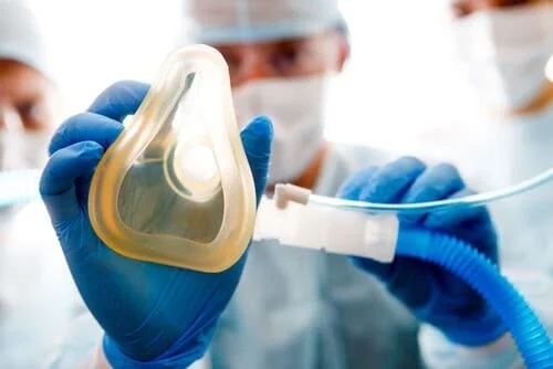 Medic care aplică o mască cu anestezie inhalatorie