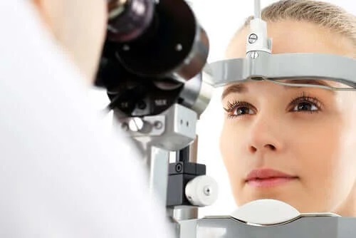 Medic care analizează pistruii oculari