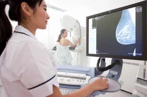 Medic care analizează un sân