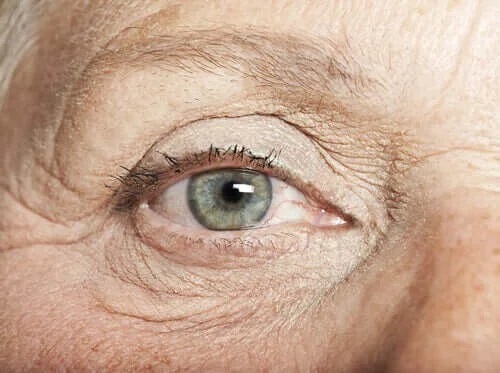 Ochi de persoană în vârstă