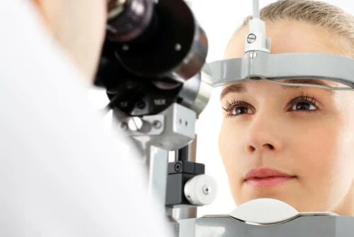 Oftalmolog care verifică dacă ochii se curăță singuri