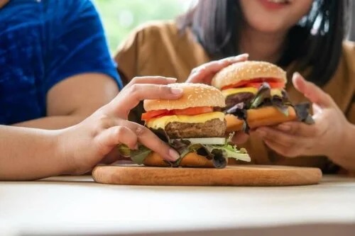 Persoane care consumă alimente fast food
