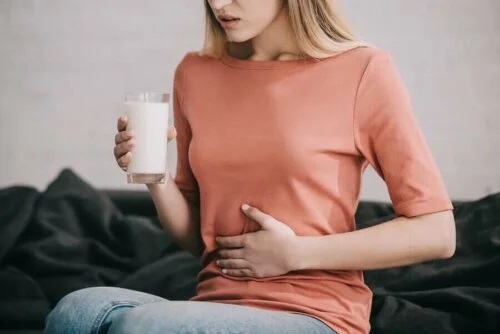 Femeie care nu cunoaște rolul enzimelor digestive