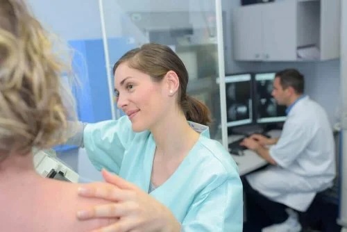 Medic care explică în ce constă testele pentru cancerul de sân