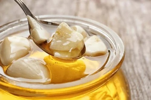 Tratamente naturale pentru laringită cu miere și usturoi