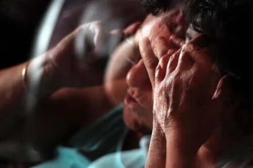 Bărbat care se confruntă cu excesul de cortizol