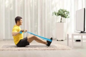 Exerciții cu benzi elastice pentru spate