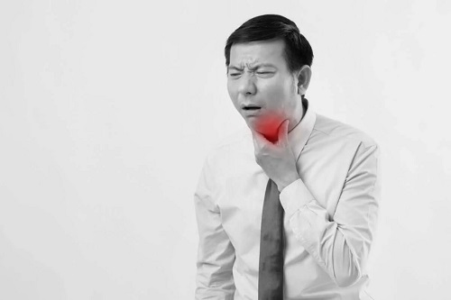 Bărbat afectat de tuse