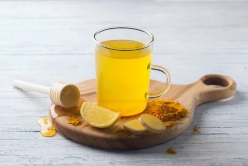 Beneficiile ceaiului de turmeric cu lămâie