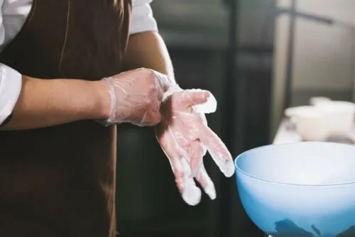 Bucătar care poartă mănuși