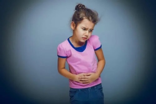 Copil care se confruntă cu bolile sistemului digestiv
