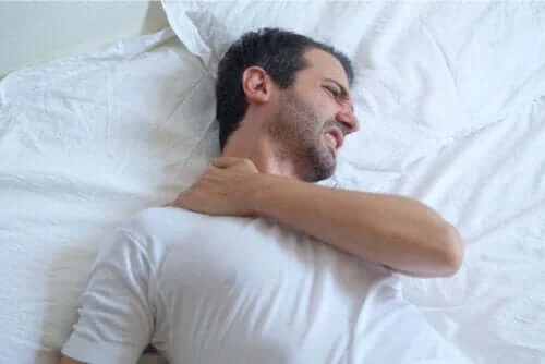 Cum să dormi dacă ai tendinita umărului